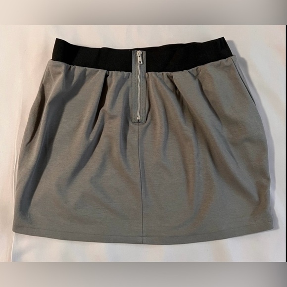 Charlotte Russe Women’s Fitted Elastic Stretch Mini Skirt Size Large Gray Black - Picture 7 of 9